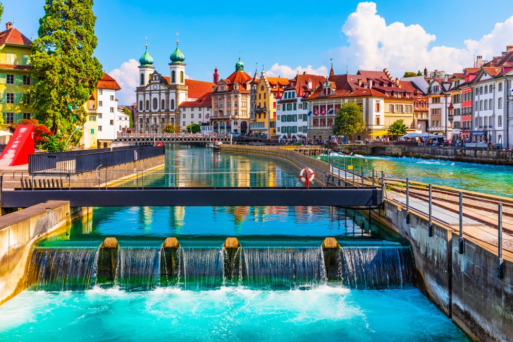 Malerisches Sommer-Luftpanorama der mittelalterlichen Altstadtarchitektur in Luzern, Schweiz