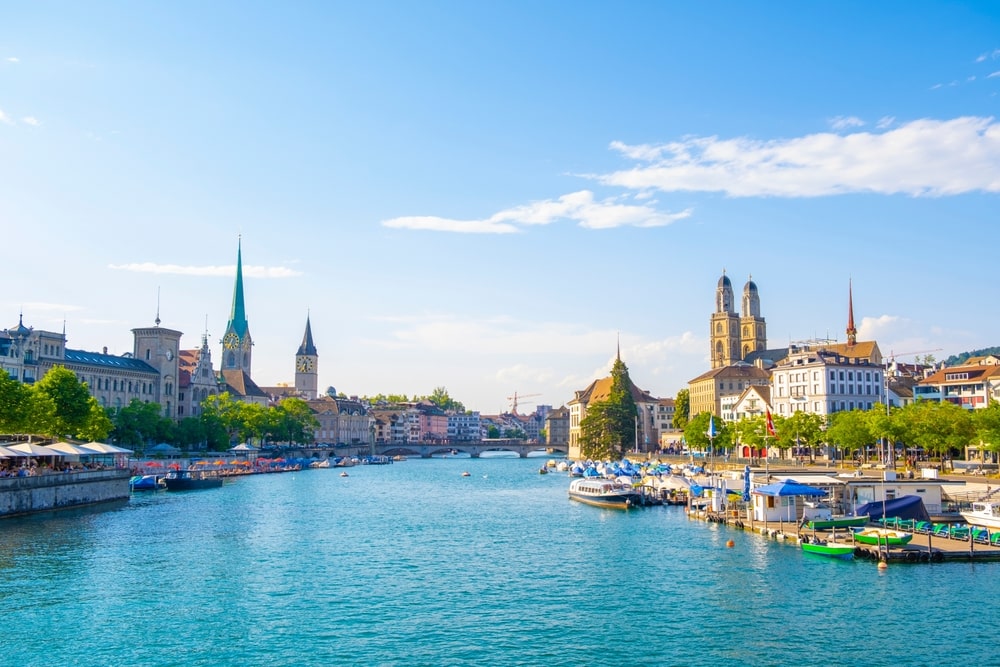 Malerischer Panoramablick auf das historische Zürcher Stadtzentrum und den Fluss Limmat am Zürichsee an einem schönen sonnigen Tag mit blauem Himmel im Sommer, Schweiz