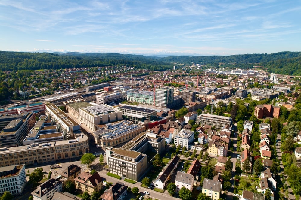 Vue aérienne de la ville suisse de Winterthur avec la forêt en arrière-plan par une journée d'été ensoleillée. Photo prise le 12 juillet 2022, Winterthur, Suisse.