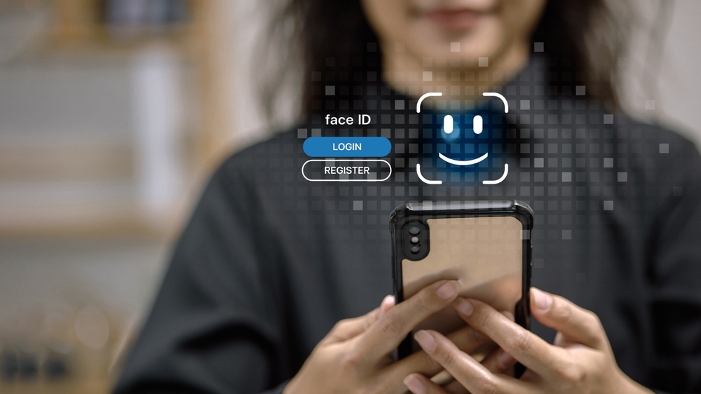 Frau verifiziert ihre Identitaet per Face ID auf dem Smartphone
