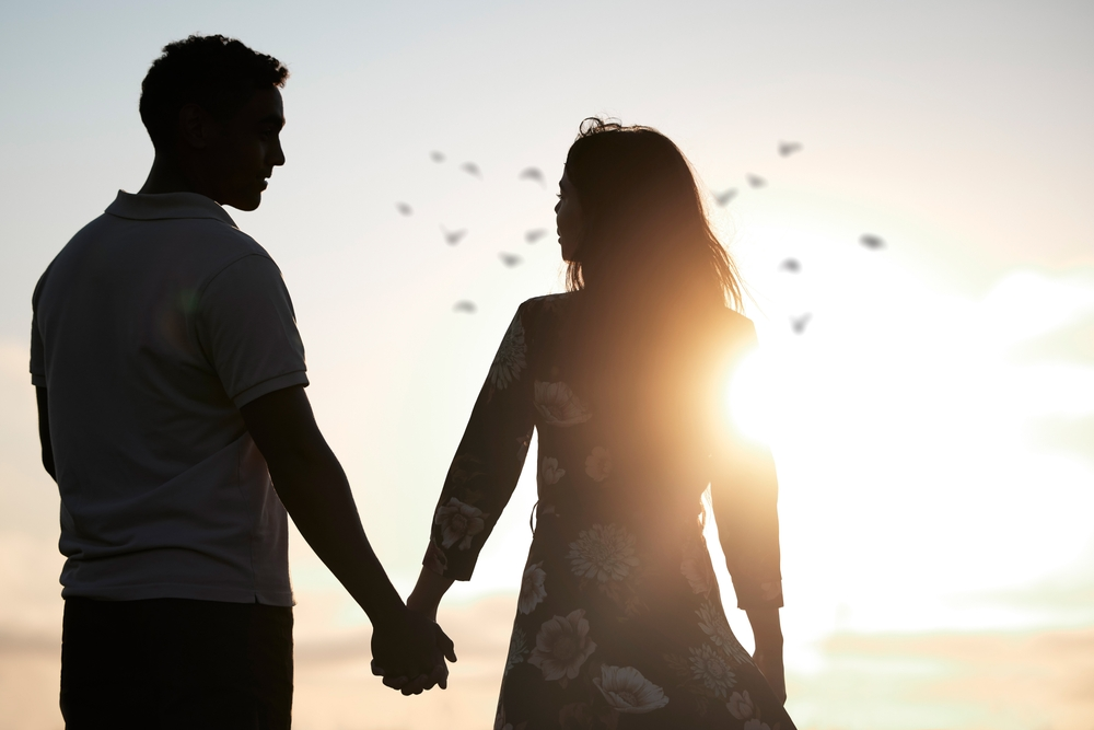 Romantisches Paar hält sich an den Händen als Symbol für Verbindung beim neurodivergenten Dating