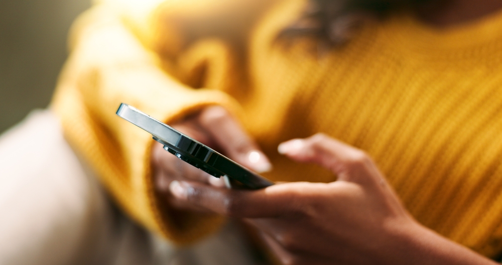 Frau erstellt und optimiert ihr Sugarbaby-Profil auf dem Smartphone